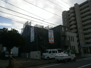 平塚S様邸塗替現場、塗装に伴う足場施工です！